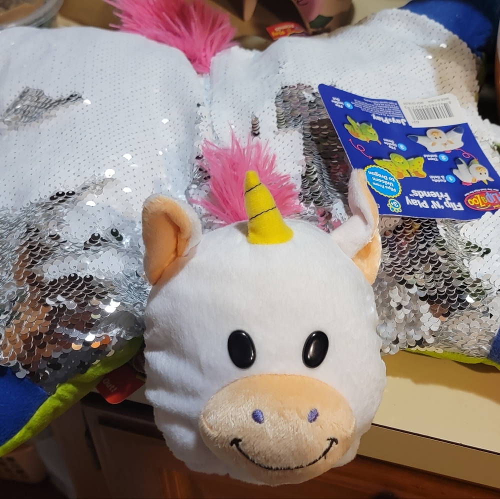 NWT, Flipazoo unicorn/dragon stuffed toy.